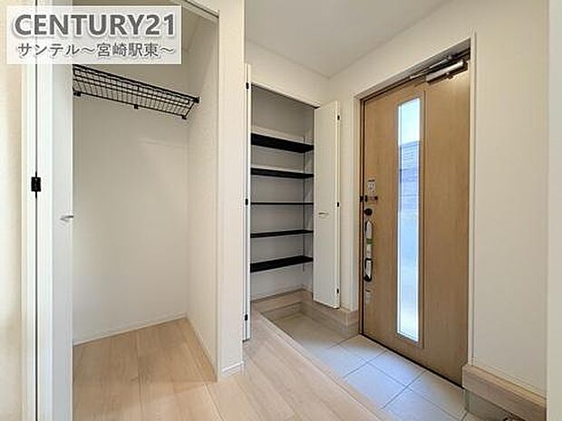 明るい玄関(^^♪容量にも余裕のあるシューズクローゼット完備しております！