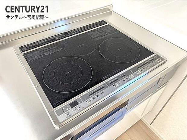 IHクッキングヒーター付きのキッチン。