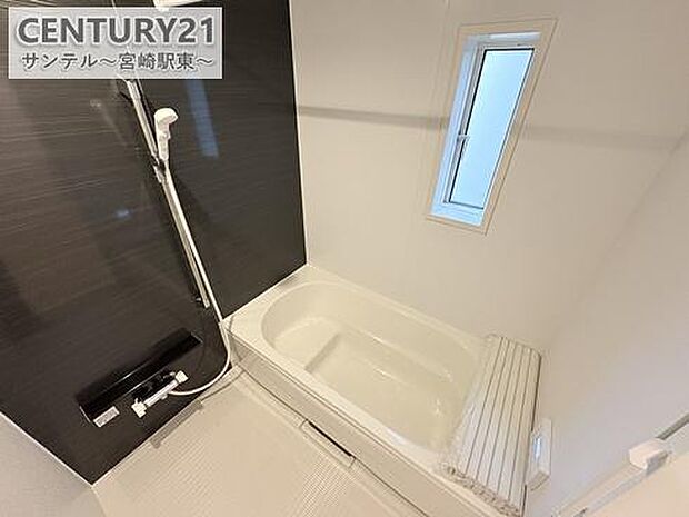 1日の疲れもゆっくり取ることのできる広々としたユニットバス♪浴室乾燥、涼風、暖房、換気システムが付いておりますので、快適なバスタイムを過ごせます♪