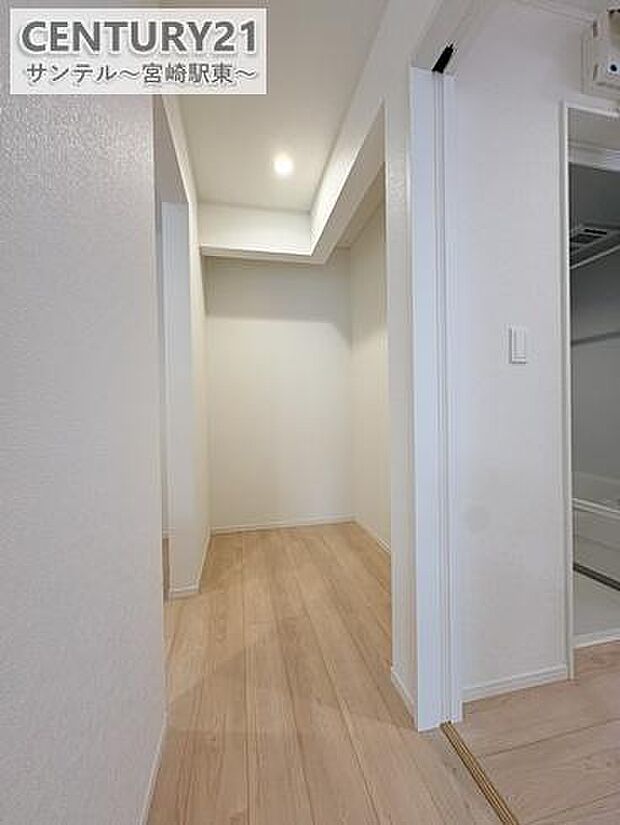 キッチン横のパントリースペースです！こちらに食料や食器類を収納すればキッチン周りが片付きますね(^^♪