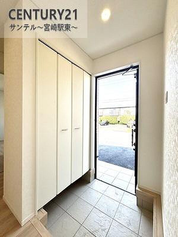 明るい玄関(^^♪容量にも余裕のあるシューズクローゼット完備しております!