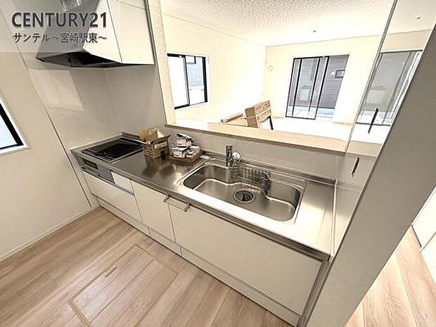 カウンターキッチンからリビングにいるご家族やお子様の様子が見えるので、コミュニケーションがとりながら、ご家族の大切な時間を共有できるキッチンです♪