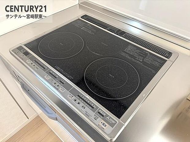 IHクッキングヒーター3口コンロ、グリル付です。