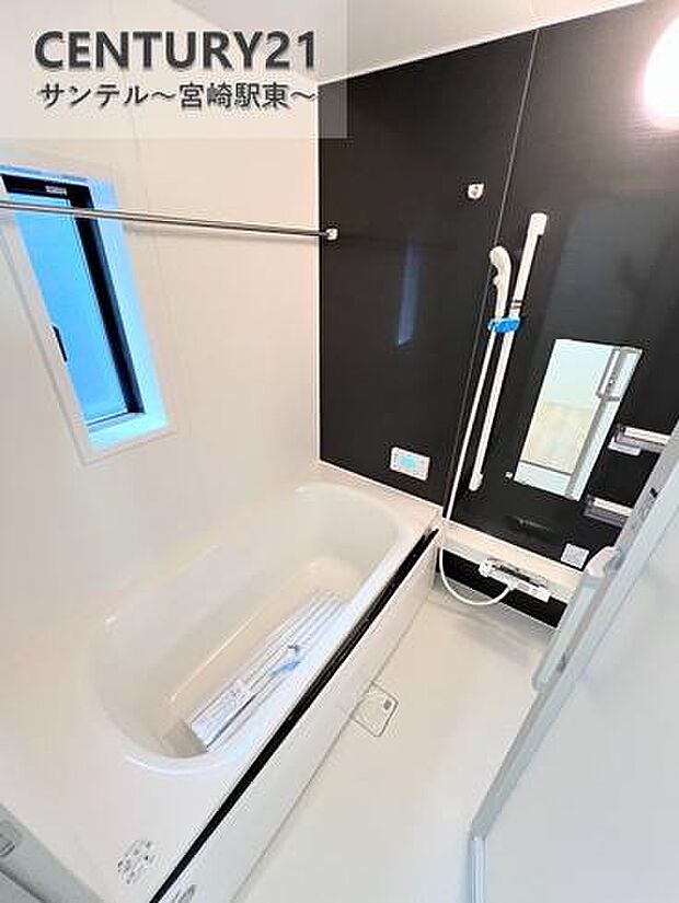 浴室です。足を伸ばして毎日の疲れを癒せる広々1坪タイプです。半身浴もでき、ゆっくりと寛げます。お子様と一緒でも快適に入浴が出来ますね。