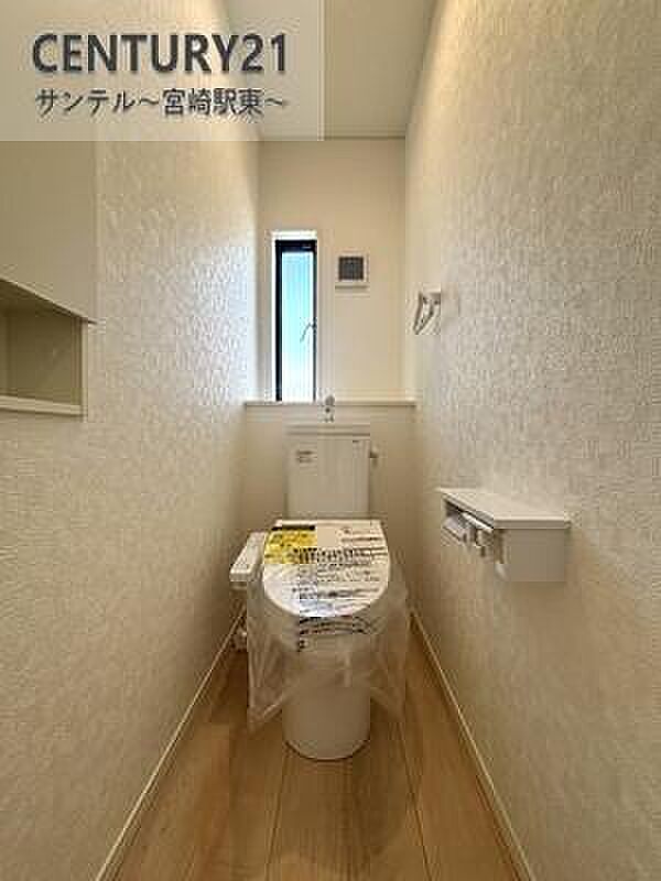 換気できる小窓がございます。温水洗浄機能付き。