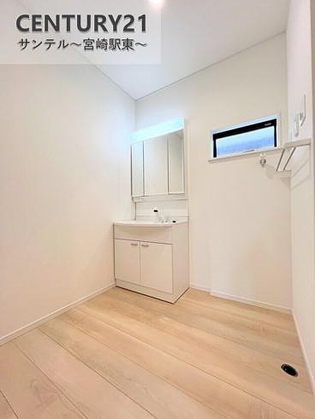 三面鏡付きの洗面化粧台は収納力もたっぷりで、細かなアイテムもすっきり整理できます。