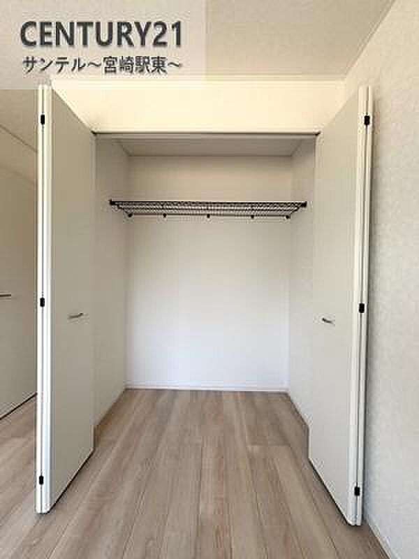 各部屋に収納スペースがございます。