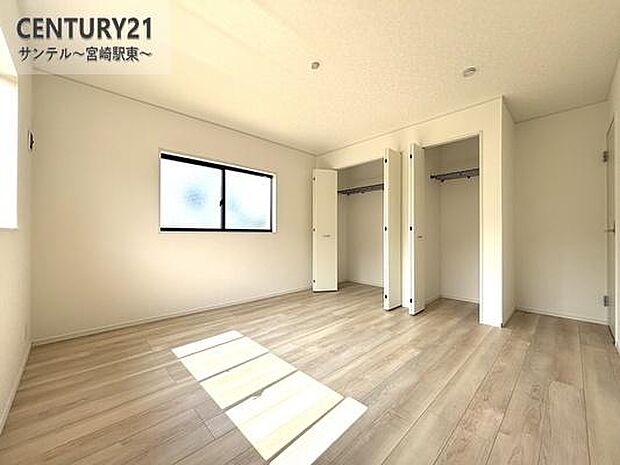 主寝室にいかがでしょうか♪風通し良好です(^^♪大容量の引戸タイプのクローゼットも完備しております!