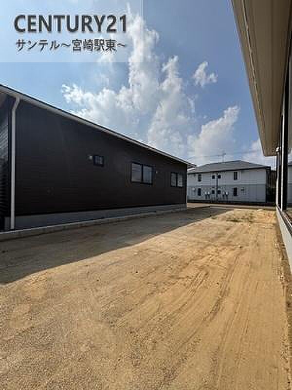 お庭スペースです♪フェンスやウッドデッキ等を設置して、縁側や洗濯物を干す場所にしたりと夢が膨らみます!