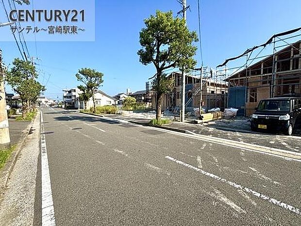 北側の前面道路の写真になります♪幅員11.9mと広々で駐車もらくらくです♪