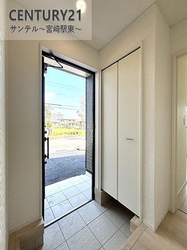 明るい玄関(^^♪容量にも余裕のあるシューズクローゼット完備しております！