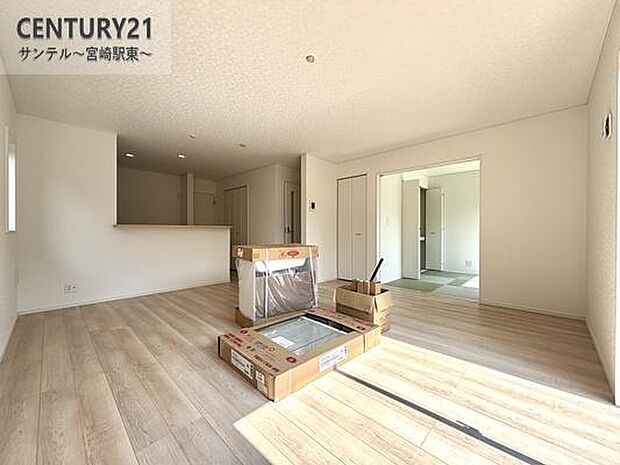 明るく、落ち着きのあるリビング♪ダイニングスペースも含めてゆとりのあるスペースで、ご家族でお食事や団らんしたり、ゆったりとしたご家族の時間を過ごせます♪家具家電もついております！