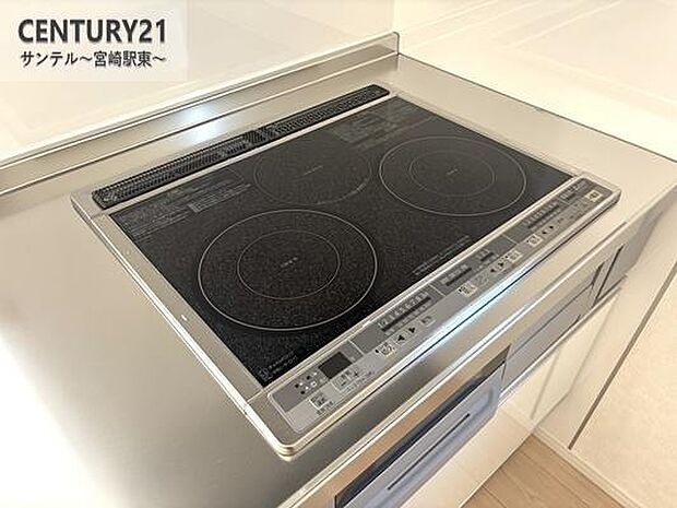 IHクッキングヒーター3口コンロ、グリル付です。