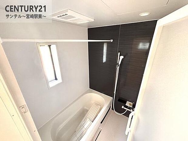 1日の疲れもゆっくり取ることのできる広々とした1坪タイプのシステムバス♪浴室乾燥、涼風、暖房、換気システムが付いておりますので、快適なバスタイムを過ごせます♪