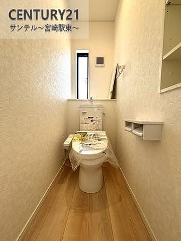 換気できる小窓がございます。温水洗浄機能付き。