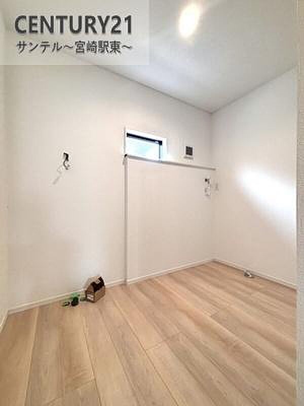 洗面化粧台は収納付きの大きな鏡が付いています♪朝のお忙しい時間帯でも三面鏡の洗面台ならお出かけ前のご準備も手助けしてくれること間違いなし♪