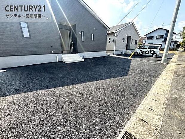 駐車場は4台並列駐車可能！※車種による。スペースも広く駐車が苦手な方でも楽に駐車可能です(^^♪