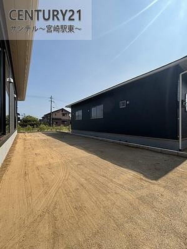 お休みの日は、お庭でガーデニングなど、自由に使える素敵なスペースです♪