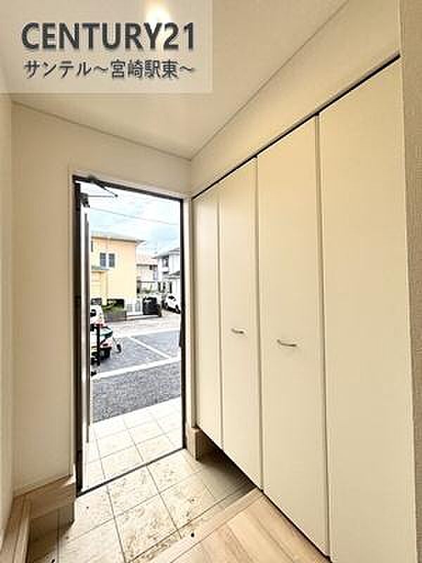 明るい玄関(^^♪容量にも余裕のあるシューズクローゼット完備しております！