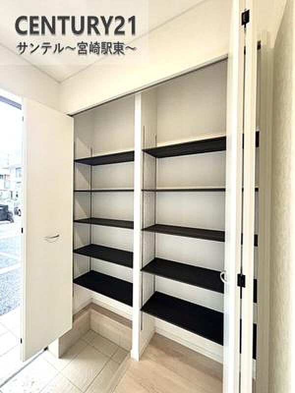 ご新居への出入り口になる明るい玄関には、たくさんの靴を収納できるシューズボックスが付いております♪いつも清潔感のあるすっきりとした玄関スペースを確保できますよ♪