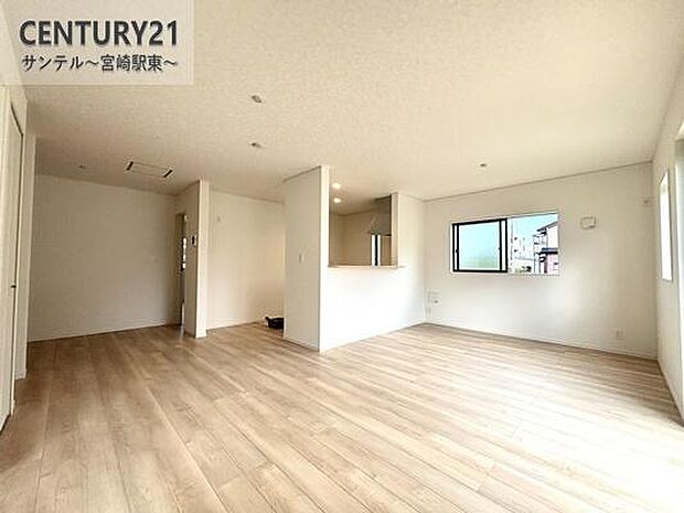 20帖のリビングです♪明るく、落ち着きのあるリビング♪ダイニングスペースも含めてゆとりのあるスペースで、ご家族でお食事や団らんしたり、ゆったりとしたご家族の時間を過ごせます♪