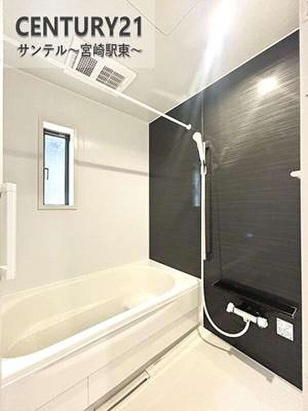 1日の疲れもゆっくり取ることのできる広々とした1坪タイプのシステムバス♪浴室乾燥、涼風、暖房、換気システムが付いておりますので、快適なバスタイムを過ごせます♪