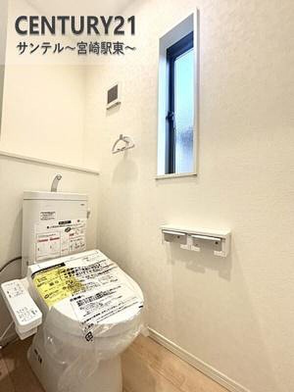 換気できる小窓がございます。温水洗浄機能付き。