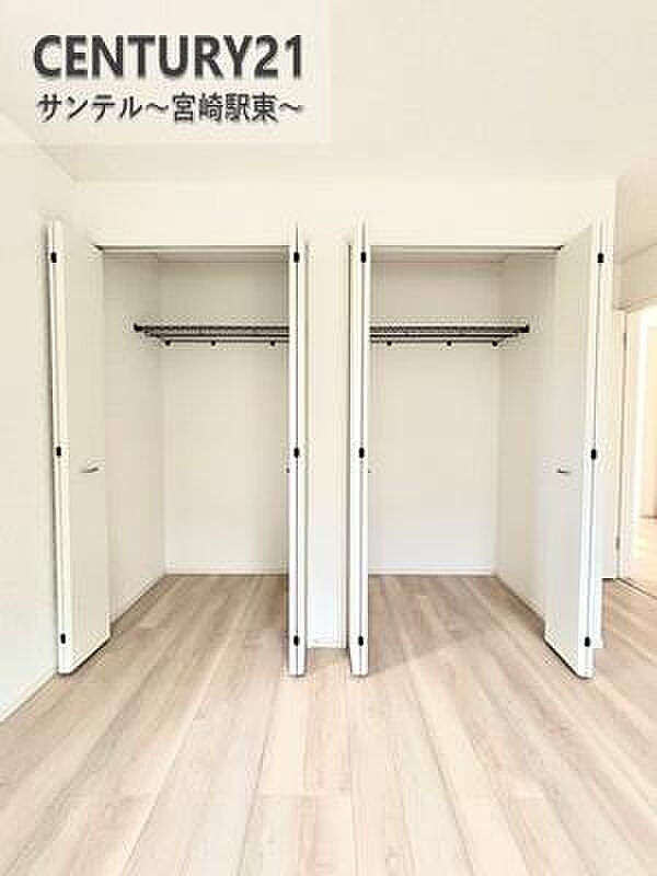 折れ戸式のクローゼットは、スペースを有効活用しながら使い勝手も◎。収納物の整理もしやすい設計です