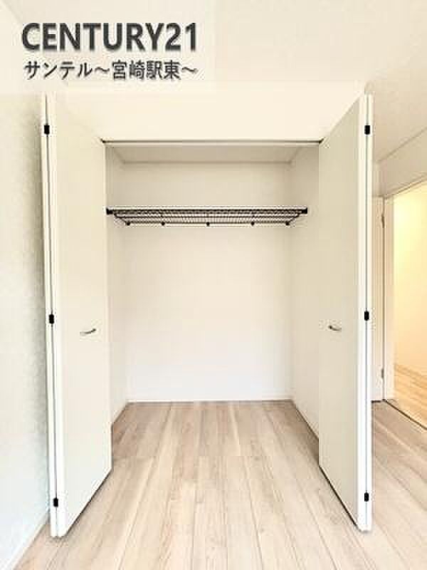 各部屋に収納スペースがございます。