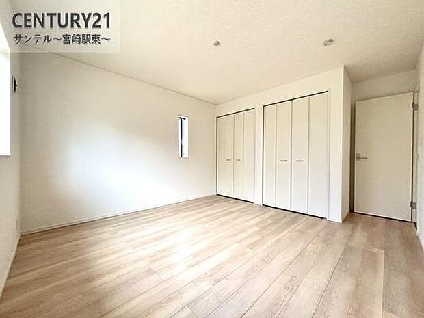 主寝室にいかがでしょうか♪風通し良好です(^^♪大容量の折れ戸タイプのクローゼットも完備しております！