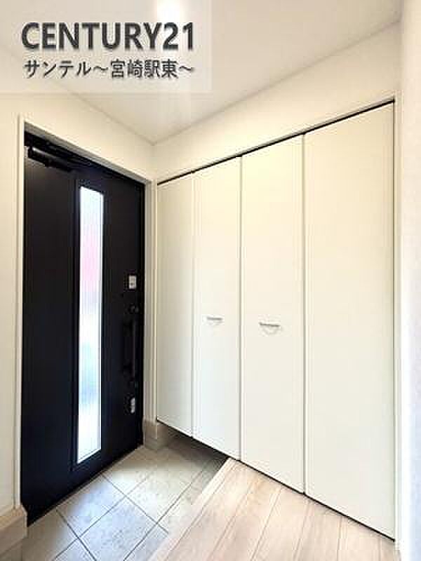 ご新居への出入り口になる明るい玄関には、たくさんの靴を収納できるシューズボックスが付いております♪いつも清潔感のあるすっきりとした玄関スペースを確保できますよ♪