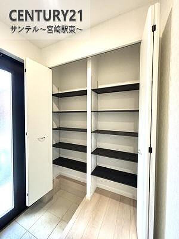 大容量のシューズボックス付きで、玄関まわりがいつもきれいに。ご家族の靴もしっかり収納できます。