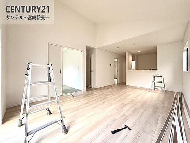 【建築中】明るく、落ち着きのあるリビング♪ダイニングスペースも含めてゆとりのあるスペースで、ご家族でお食事や団らんしたり、ゆったりとしたご家族の時間を過ごせます♪家具家電もついております!