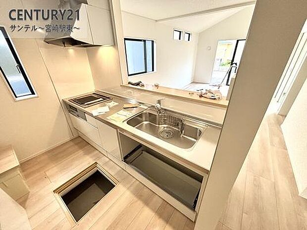 【建築中】カウンターキッチンからリビングにいるご家族やお子様の様子が見えるので、コミュニケーションがとりながら、ご家族の大切な時間を共有できるキッチンです♪キッチン横にはパントリーがあります!