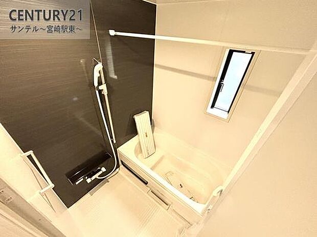 1日の疲れもゆっくり取ることのできる広々とした1坪タイプのシステムバス♪浴室乾燥、涼風、暖房、換気システムが付いておりますので、快適なバスタイムを過ごせます♪