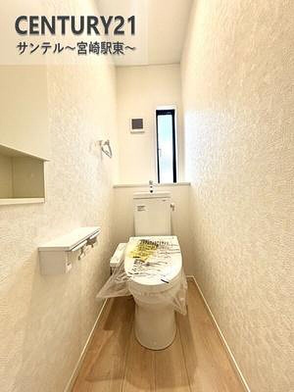 換気できる小窓がございます。温水洗浄機能付き。