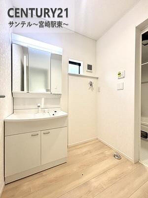 洗面化粧台は収納付きの大きな鏡が付いています♪朝のお忙しい時間帯でも三面鏡の洗面台ならお出かけ前のご準備も手助けしてくれること間違いなし♪