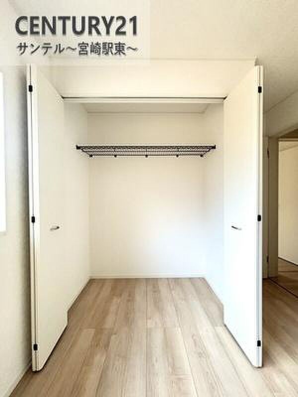 洋室のクローゼットです!ご家族様、皆様の洋服などを整理しやすい仕様の収納です。