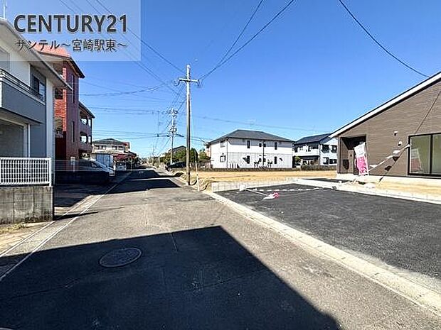 南側の前面道路の写真になります♪幅員6.0mと広々で駐車もらくらくです♪