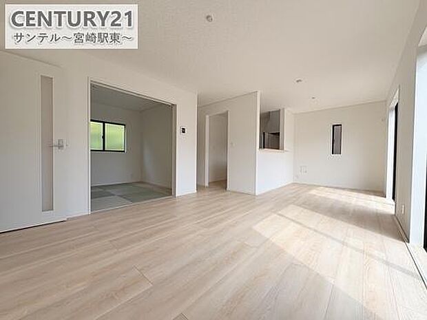 【リビング約17帖】開放感のあるリビング♪お部屋全体が明るく、清潔感のある家族団らんのスペースです(^^♪