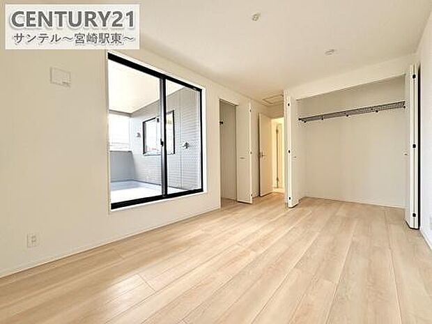 主寝室にぴったりな7.2帖。大型ベッドを置いてもゆとりがあり、窓からの採光も心地よい空間です。