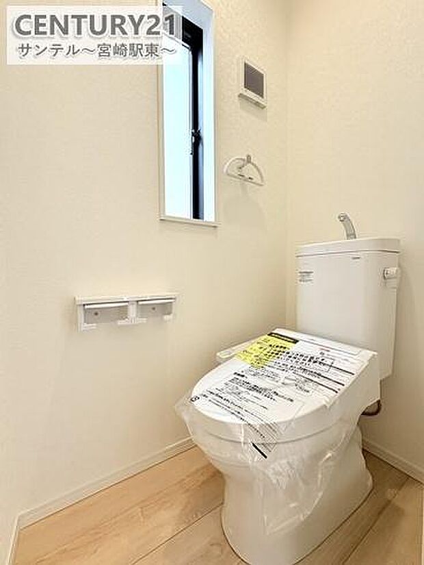 温水洗浄暖房便座でございます(^^♪また、換気のできる小窓付きです♪トイレは2ヵ所完備しておりますので使用タイミングが被っても安心です!