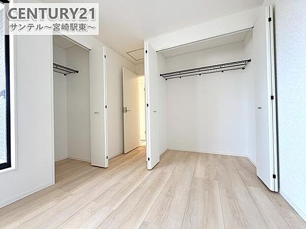 折れ戸式のクローゼットは、2か所ございます。スペースを有効活用しながら使い勝手も◎。収納物の整理もしやすい設計です