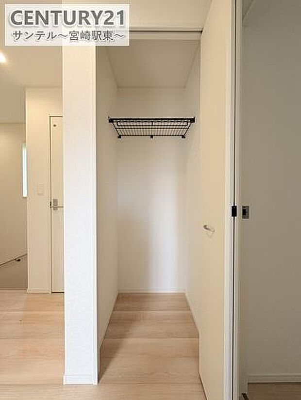 2階廊下の収納です。衣類以外のものも収納出来ます!