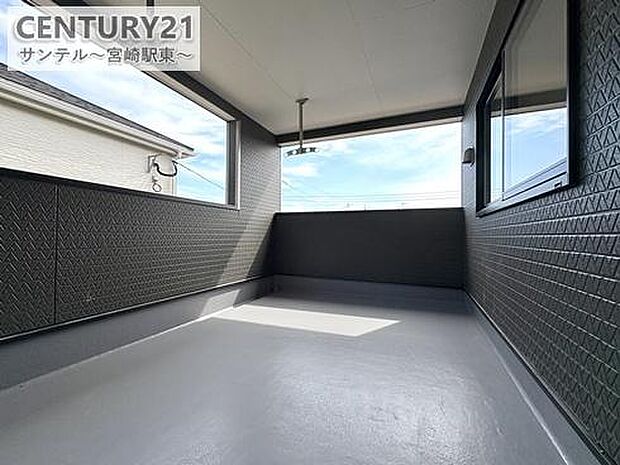 広々としたバルコニーには、屋根が付いておりますので突然の雨や小雨でも安心して洗濯物を干せますよ♪南西向きの為、日当たり良好です(^^♪