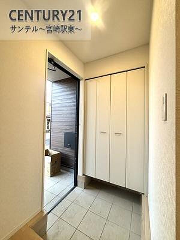 明るい玄関(^^♪容量にも余裕のあるシューズクローゼット完備しております!