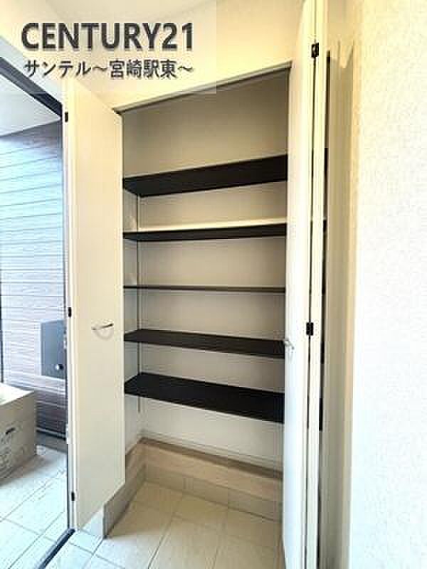 大容量のシューズボックス付きで、玄関まわりがいつもきれいに。ご家族の靴もしっかり収納できます。