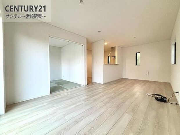 明るく、落ち着きのあるリビング♪ダイニングスペースも含めてゆとりのあるスペースで、ご家族でお食事や団らんしたり、ゆったりとしたご家族の時間を過ごせます♪家具家電もついております!