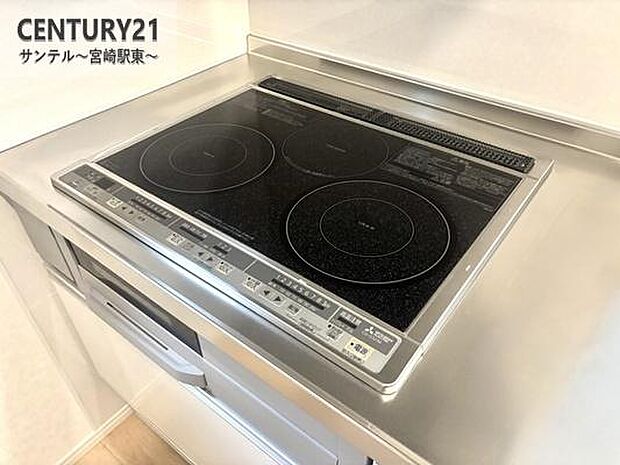 3口のIHクッキングヒーターとグリル付のシステムキッチンです。