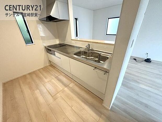 カウンターキッチンからリビングにいるご家族やお子様の様子が見えるので、コミュニケーションがとりながら、ご家族の大切な時間を共有できるキッチンです♪